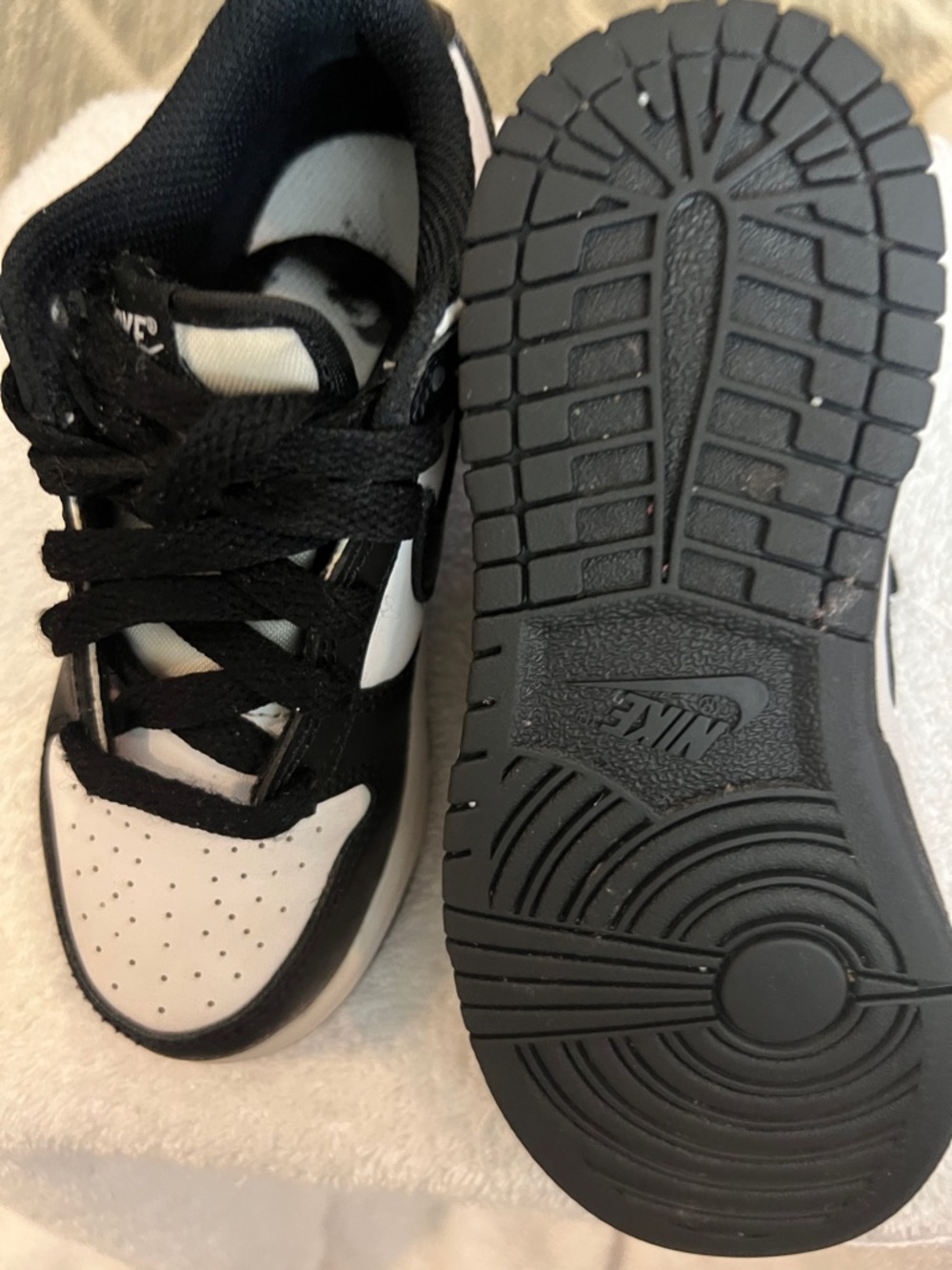 Nike Kids Black and White Low-Top Sneakers - Picture 4 of 8